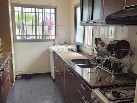 Casa 6 ambientes con 2 baños