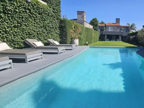 Venta Fisherton Rosario Magnifica Casa con Jardin Quincho y Piscina Moderna Impecable Apta Credito