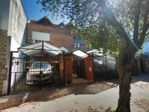 TRIPLEX LATERAL 108m2 Living, comedor, 2 baños, cocina, quincho (c/lav), PATIO(c/parr), 3 DOR