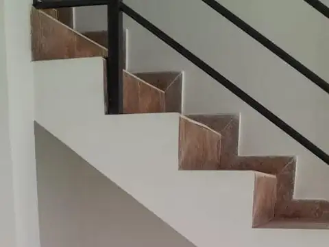 Depto Tipo Casa en Alquiler con 1 cocheras