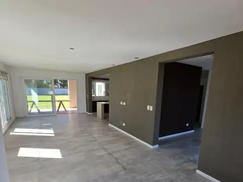 Casa 6 ambientes con 4 baños