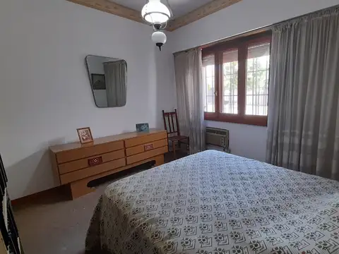 En Venta  Chalet 5 Amb. Y Quincho Sobre Lote De 10 X 46 Mtros.