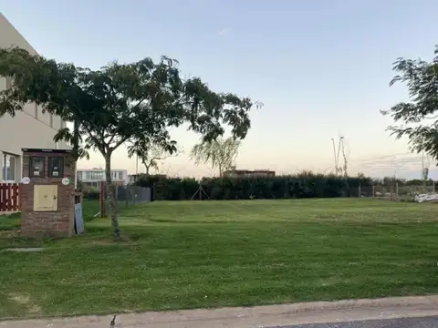 LOTE PUERTOS DEL LAGO ACACIAS ESCOBAR