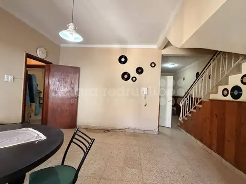 Casa 6 ambientes con 2 baños