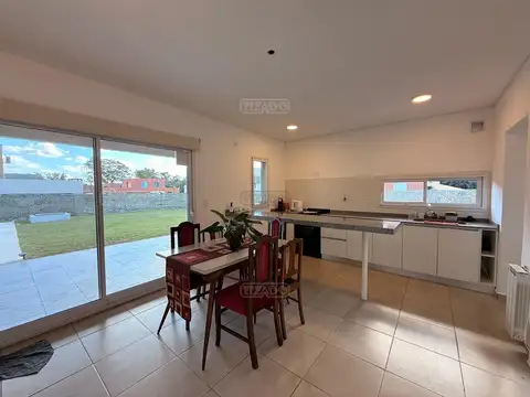 Casa 3 ambientes con 2 baños