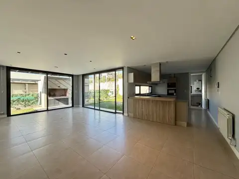 Casa 4 ambientes con 3 baños