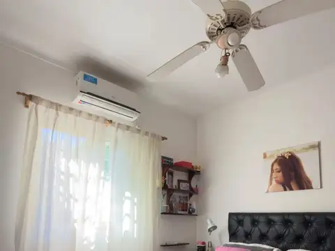 VENTA CASA DE 3 DORM. - BARRIO NORTE.-