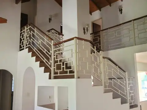 Casa en Alquiler con 3 cocheras