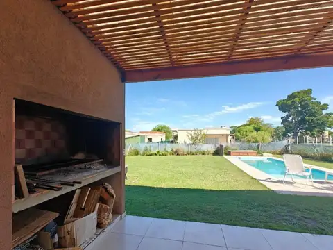 Casa 4 ambientes en barrio Santa Elena, Pilar del Este.