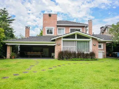 Casa 6 ambientes con 5 baños