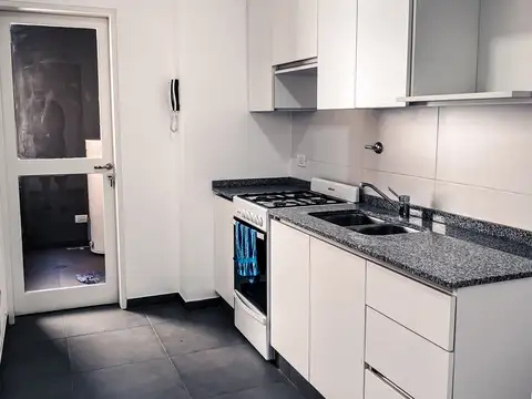 VENTA | DEPARTAMENTO DE 2 DORMITORIOS CON BALCÓN EN ZONA CENTRO / ABASTO