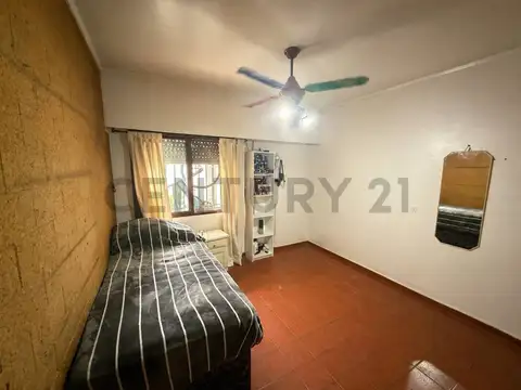 VENTA CASA 4 AMBIENTES CON GARAGE Y JARDÍN EN BURZACO
