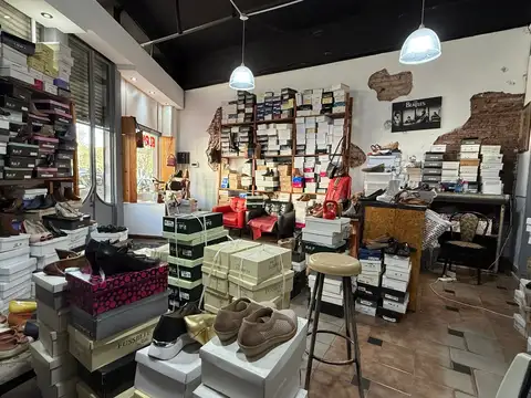 Local  CON GAS Ideal gastronomia, 35 m2 aprox + Habitacion 11 m2, Patio y Baño