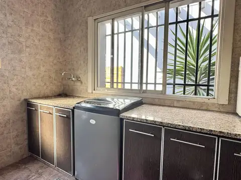VENTA CASA 4 AMBIENTES CON PATIO Y PARRILLERO EN GERLI OESTE