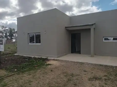 Casa 4 ambientes con 2 baños