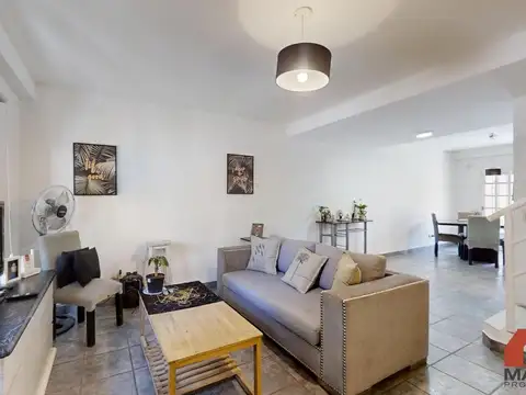 Duplex en venta en Beccar 4 ambientes baño y toilette jardín con parrilla entrada para auto.