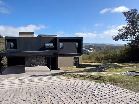 Casa en venta - 3 Dormitorios - La Deseada, Calera