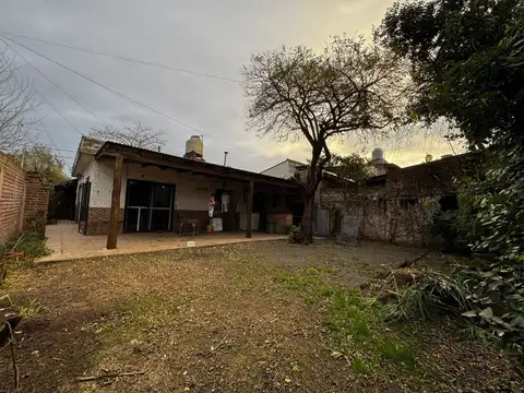 CASA 5 AMBIENTES VENTA LONGCHAMPS FRENTE A COLEGIO