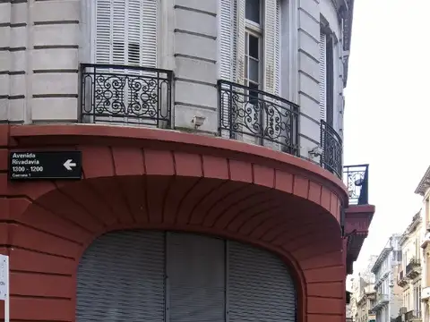 Edificio en block.  Local 160m2 en P.baja + Hostel en 1o, 2o y 3er. piso