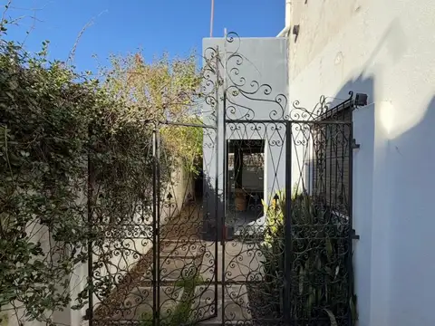Casa 8 ambientes con 2 baños