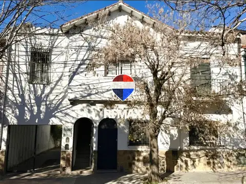 Casa apta oficinas consultorios 3 cocheras Centro
