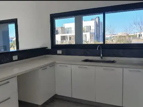 Casa en Alquiler con 2 cocheras