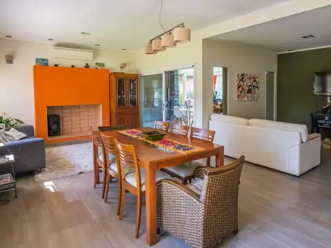 Casa en Alquiler con 3 cocheras