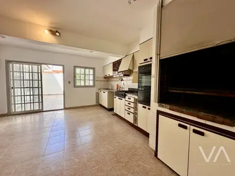 Casa 6 ambientes con 3 baños