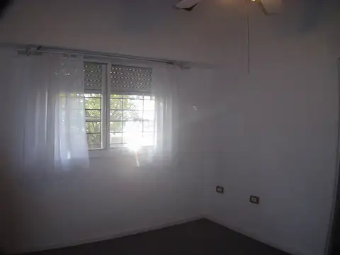Excelente consultorioo y/o oficina con baño privado. Muy bajos gastos.