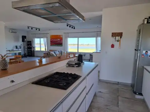 Casa 7 ambientes con 5 baños