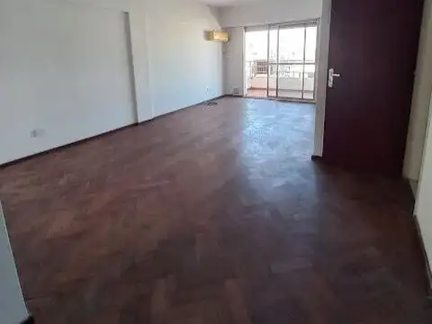 Semipiso con balcón, 2 dormitorios, Mendoza 600.