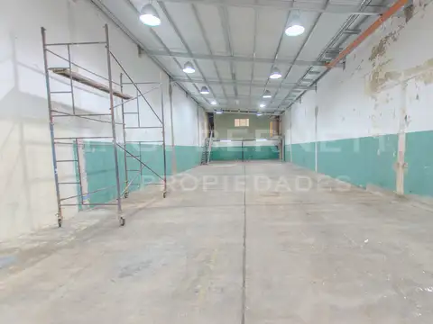 Galpón s/8,66 x 34 mts - Entrada de camión - Oficinas - Excelente zona -