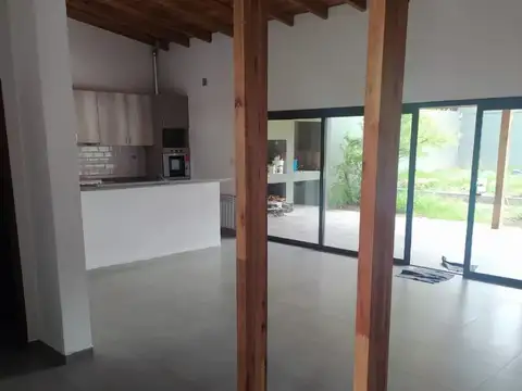 Casa 4 ambientes con 4 baños