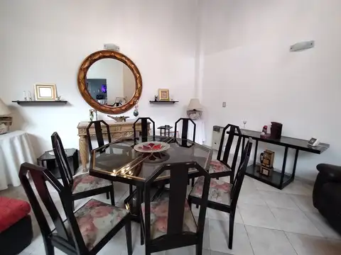 Casa en Alquiler con 2 cocheras