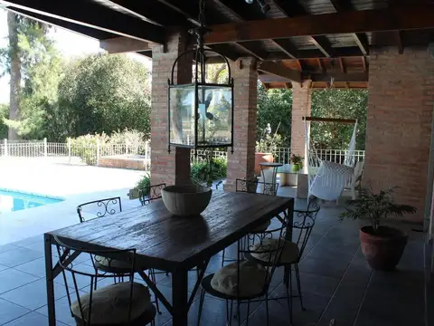 Casa 8 ambientes con 6 baños