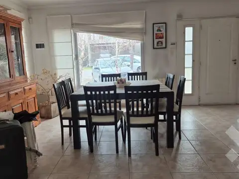 Casa en Alquiler con 3 cocheras