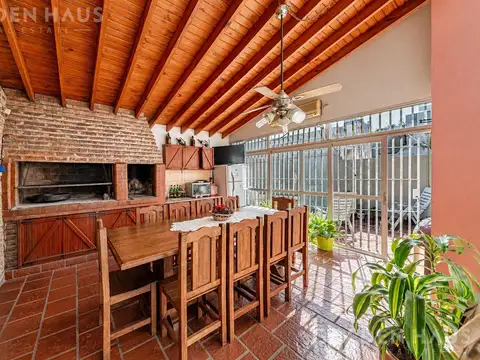 Casa 5 ambientes con quincho y parrilla en Liniers de 8,66 x 27