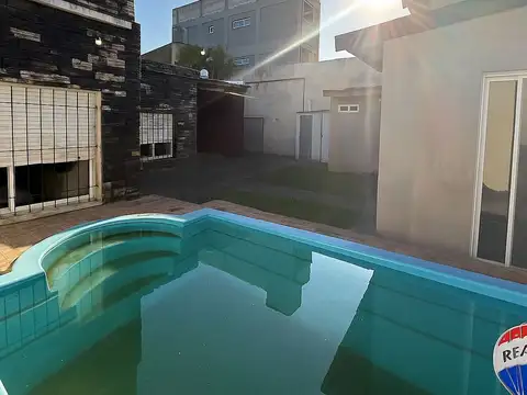 Casa 6 ambientes con 2 baños
