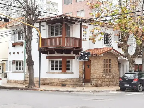 GRAN CHALET EN ALQUILER COMERCIAL/PROFESIONAL ZONA PLAZA MITRE 6 AMBIENTES + DEPENDENCIA + GARAGE + SÓTANO/DEPÓSITO + TERRAZA + 4 BAÑOS