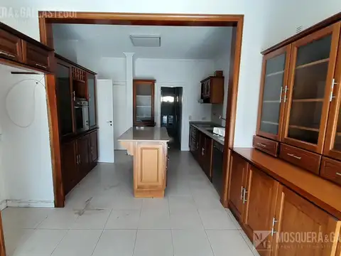Casa en Alquiler con 2 cocheras