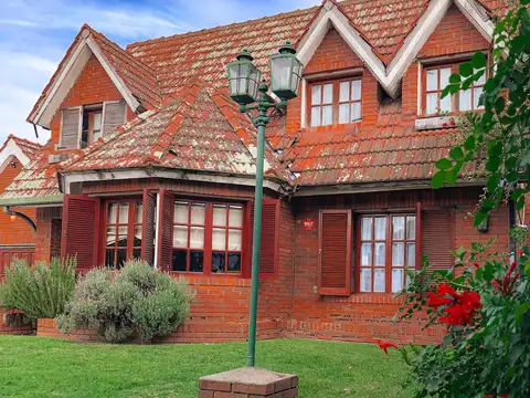 Casa de 3 Dormitorios sobre Bv. Sgto. Cabral en  San Lorenzo