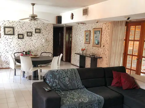 Casa de 3 Dormitorios sobre Bv. Sgto. Cabral en  San Lorenzo