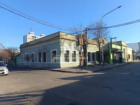 Gran local comercial esquinero en alquiler