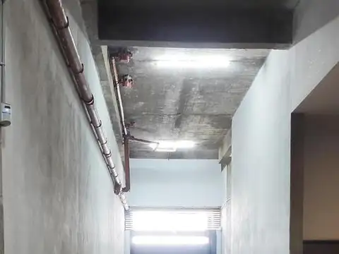 Roca 1335. Cochera en VENTA. Cubierta, portón automático. Excelente ubicación.