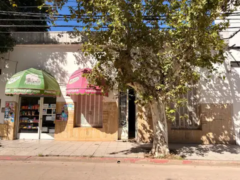Casa de 2 dormitorios y patio en pleno centro de Zárate!