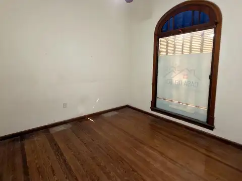 Casa de 2 dormitorios y patio en pleno centro de Zárate!