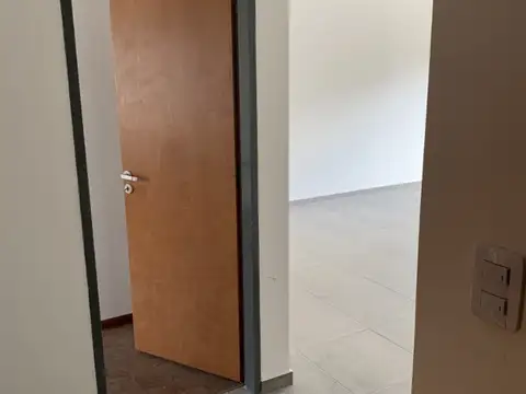 DPTO 2 AMB.  CON BALCON AL FRENTE 1º PISO EDIFICIO CON SUM