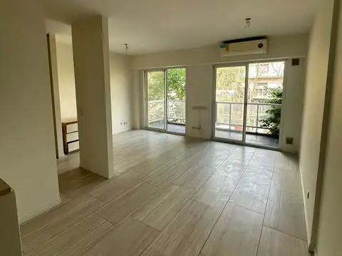 HERMOSO MONOAMBIENTE CON BALCÓN AL FRENTE . MUY AMPLIO Y LUMINOSO.