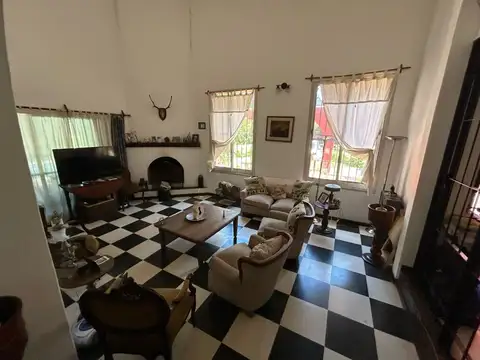 Casa 7 ambientes con 2 baños