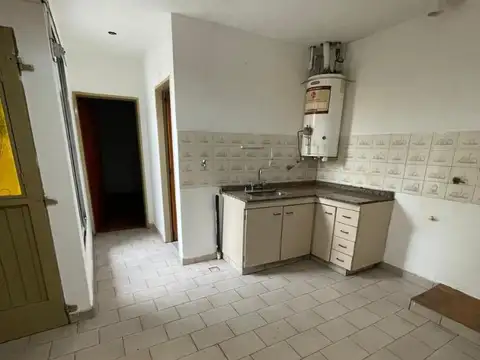 Thames 3900 , Piso PB